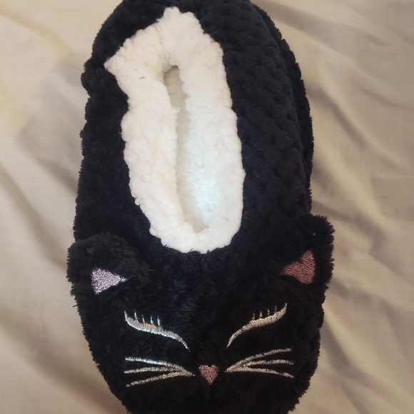Women's Black Plush Cat Slip-On Slippers with White Sherpa Lining - Picture 3 of 6